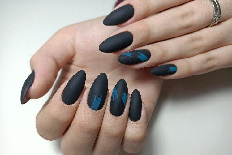 Темный матовый маникюр