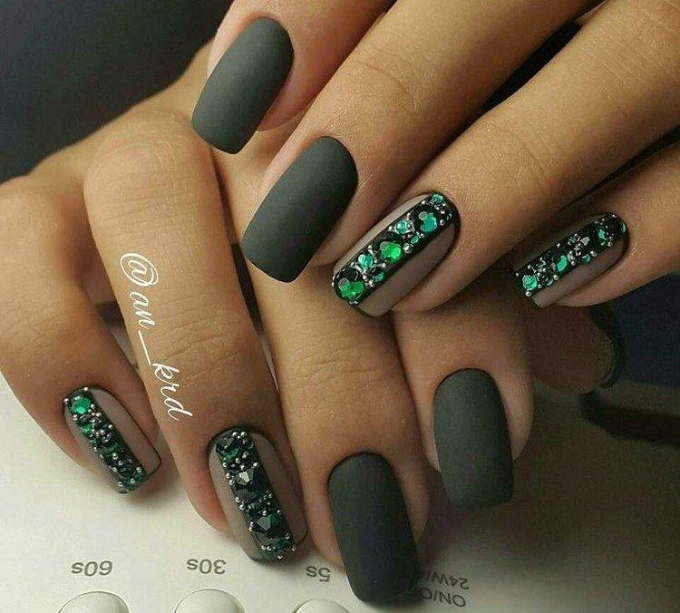 Темный маникюр - фото и идеи