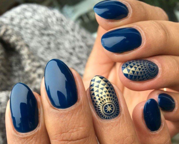 Темно-синий маникюр