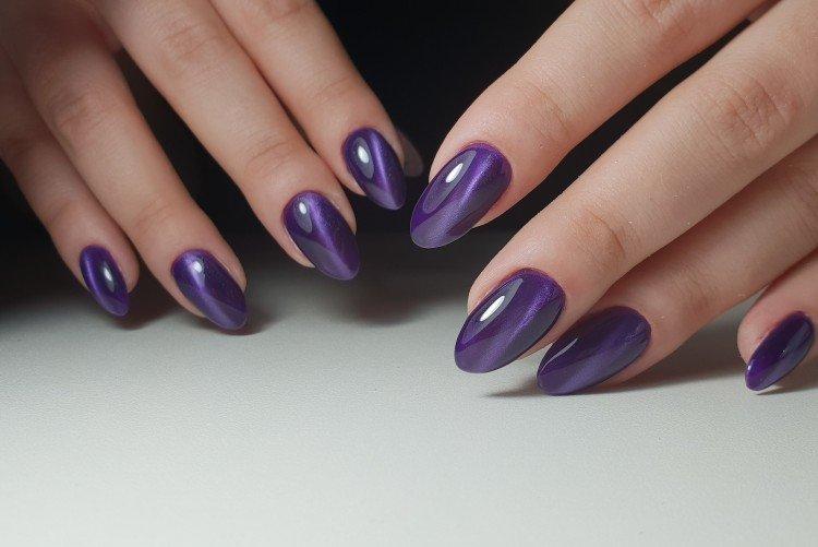 Фиолетовый маникюр «кошачий глаз»