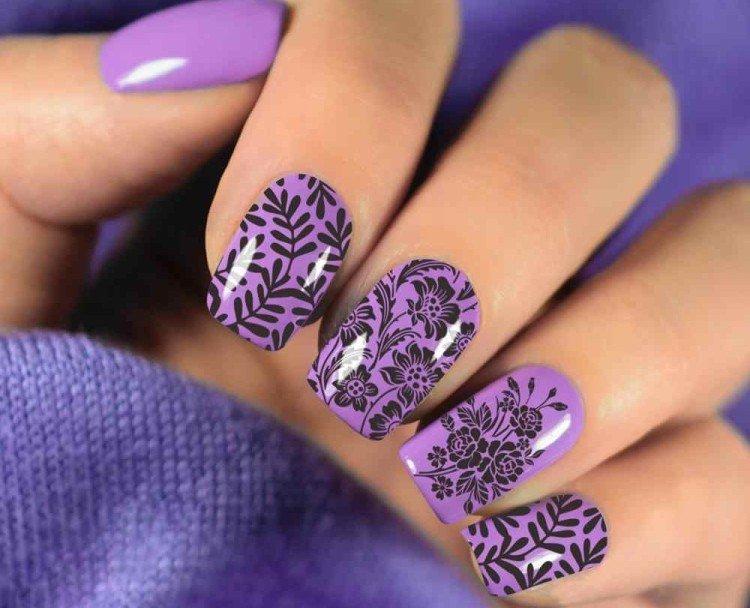 Фиолетовый маникюр со стемпингом