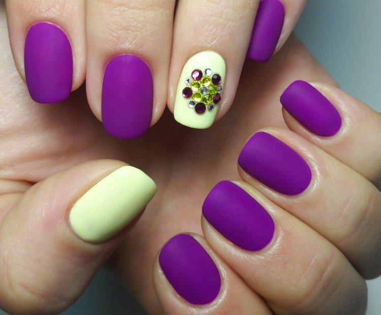 Яркий фиолетовый маникюр