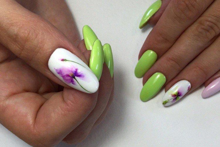 Акварельный зеленый маникюр