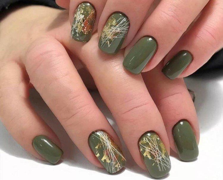 Зеленый маникюр с фольгой