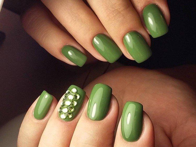 Модный зеленый маникюр 2021