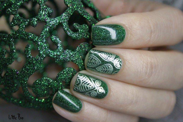 Зеленый маникюр со стемпингом