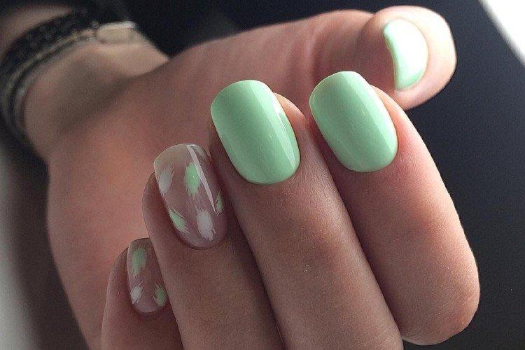 Зеленый маникюр в пастельных тонах