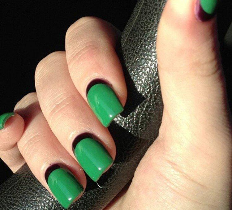 Зеленый маникюр с обводкой