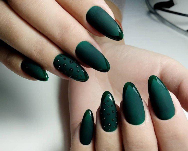 Темно-зеленый маникюр