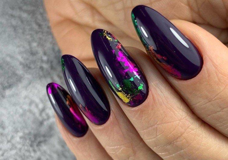 Маникюр с разноцветной фольгой
