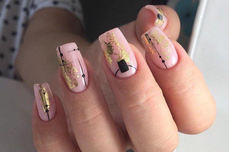 Маникюр с фольгой и рисунками