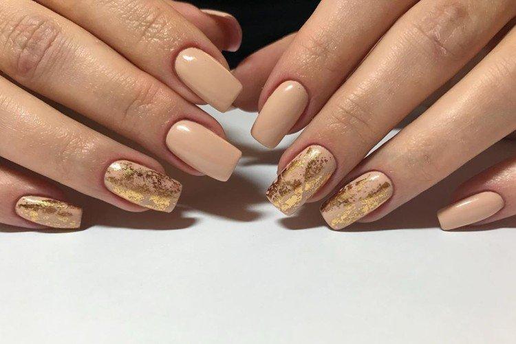 Нюдовый маникюр с фольгой