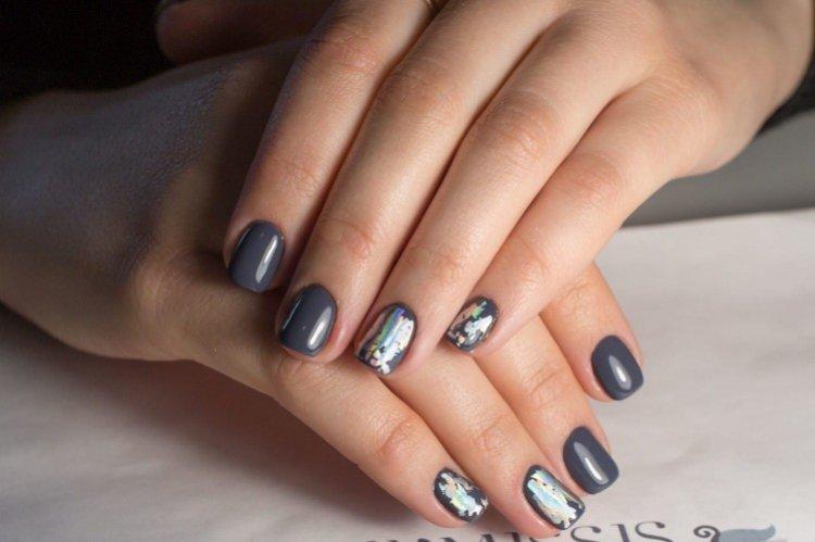 Серый маникюр с фольгой