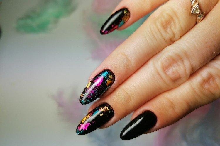 Темный маникюр с фольгой