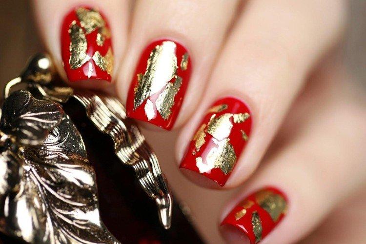 Красный маникюр с фольгой