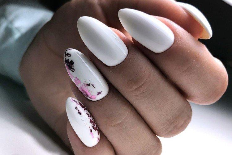 Белый маникюр с фольгой