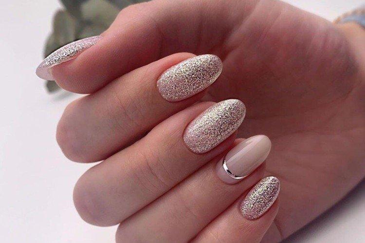 Светлый маникюр с блестками