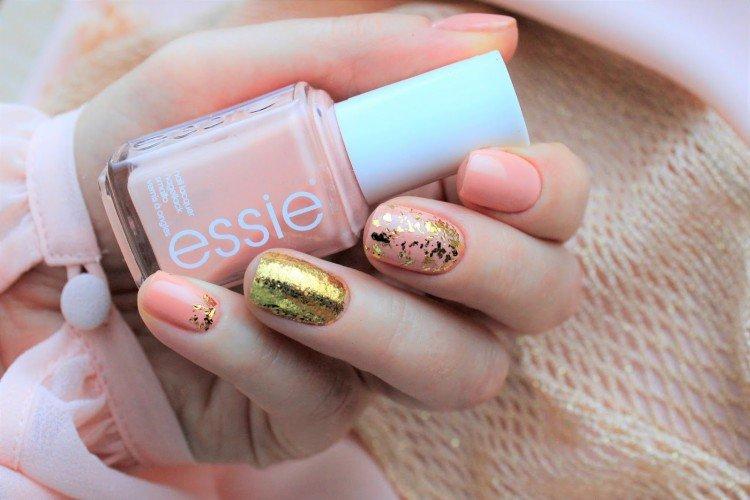 Светлый маникюр с хлопьями