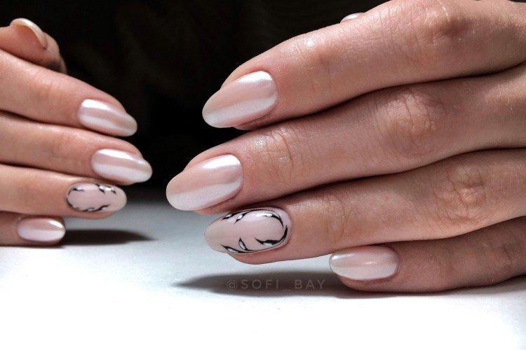 Светлый маникюр с втиркой