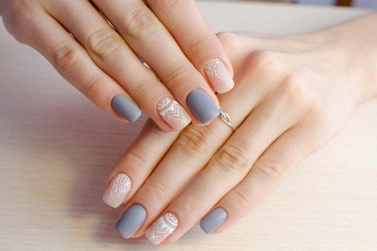 Светлый серый маникюр