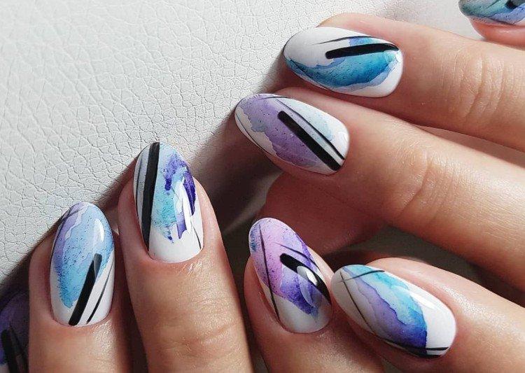 Светлый маникюр с цветными акцентами