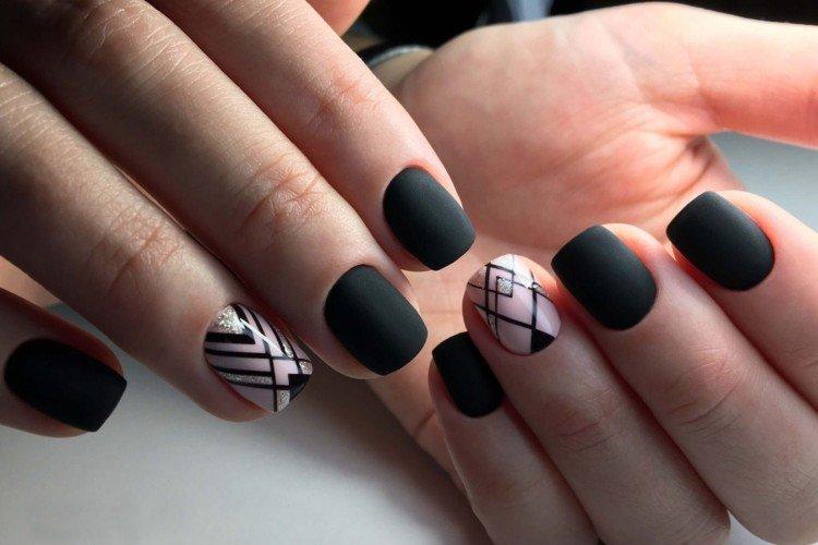 Черный маникюр с рисунками