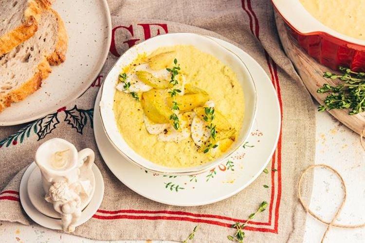 Куриный суп с сельдереем, яблоками и карри