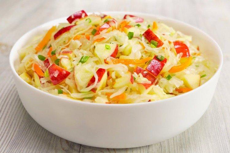 Салат из квашеной капусты с яблоком