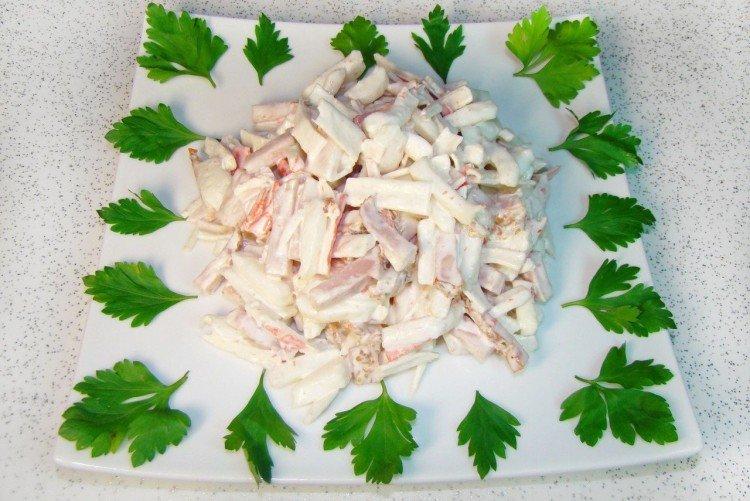 Салат с ветчиной, кальмарами и крабовыми палочками