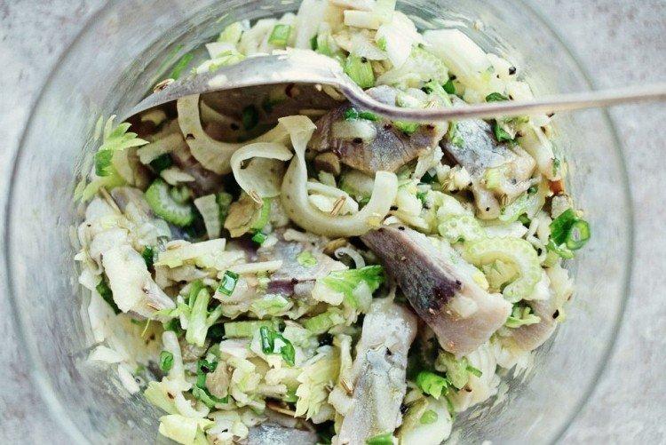 Салат с рисом и селедкой