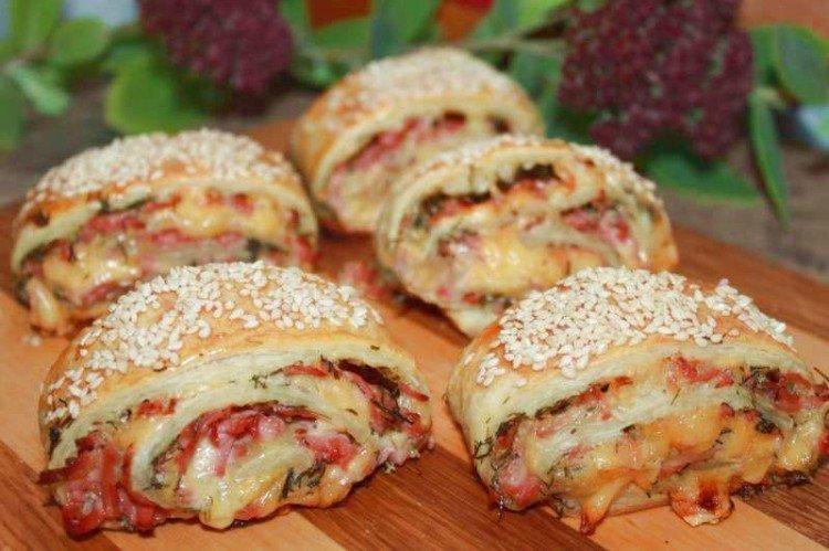 Рулет из слоеного теста с колбасой и сыром
