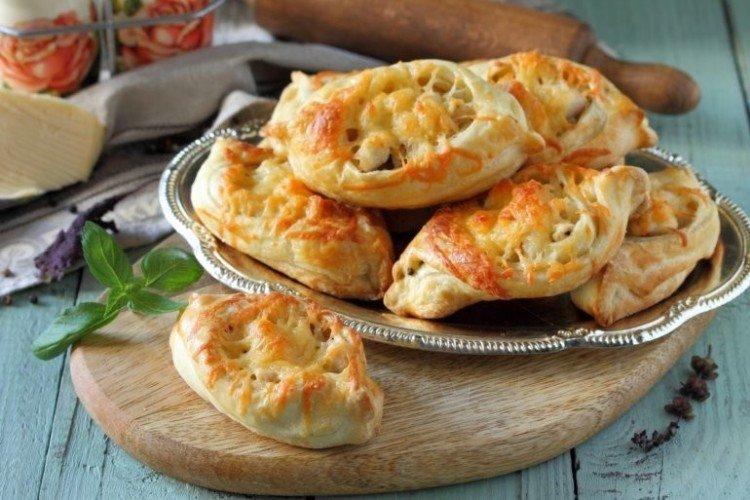 Закуска из слоеного теста с курицей и морковью