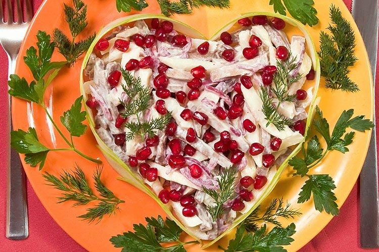 Салат «Леди» с капустой, ветчиной и сухариками