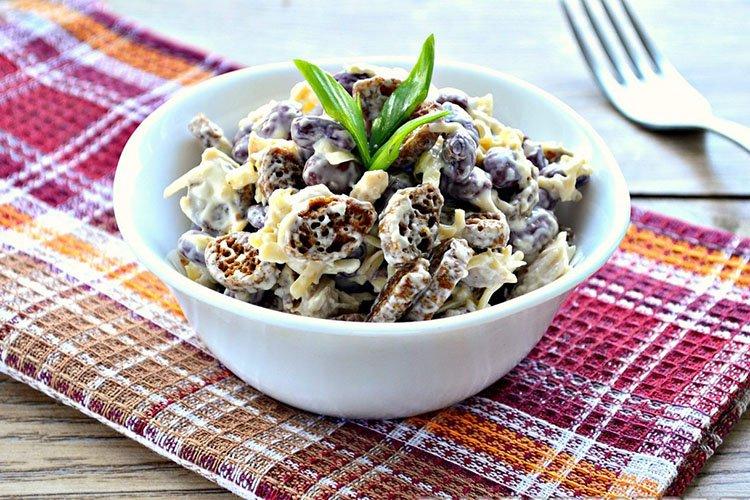 Салат кукурузой, горошком, колбасой и ржаными сухариками