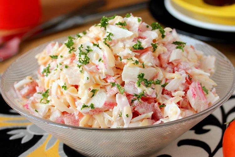 Салат «Королевский» из колбасы, крабовых палочек и сухариков