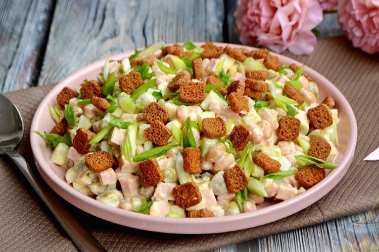 Салат с вареной колбасой, рисом и сухариками