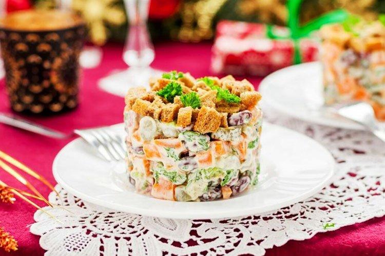 Салат «Хрустящий» с ветчиной и сухариками