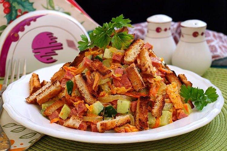 Слоеный салат с колбасой, киви и гренками