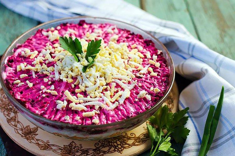 Свекольный салат с «Молочной» вареной колбасой