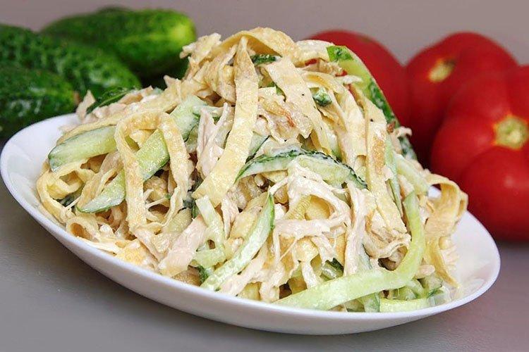 Салат на завтрак с колбасой и омлетом