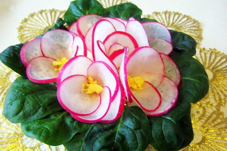 Салат «Фиалковая клумба» с «Докторской» колбасой