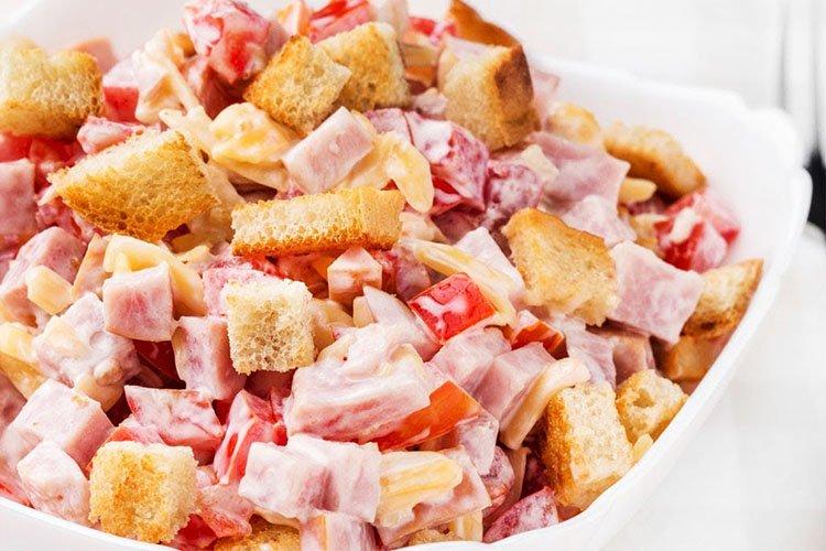 Салат из фасоли с жареной колбасой