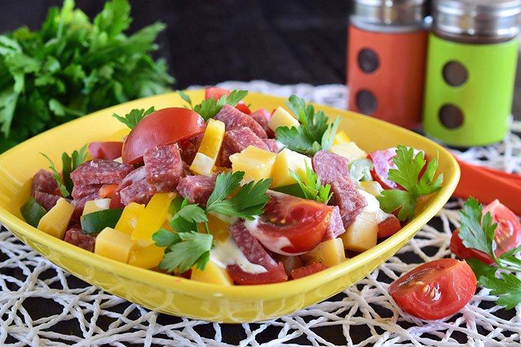 Салат с вареной и копченой колбасой