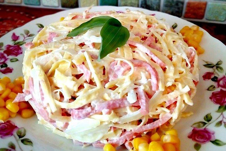 Салат с омлетом и «Докторской» колбасой