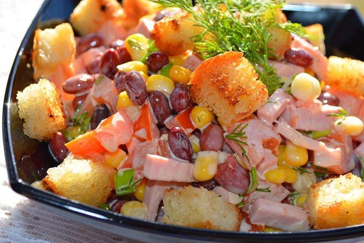 Салат «Фасолька» с вареной колбасой и сыром