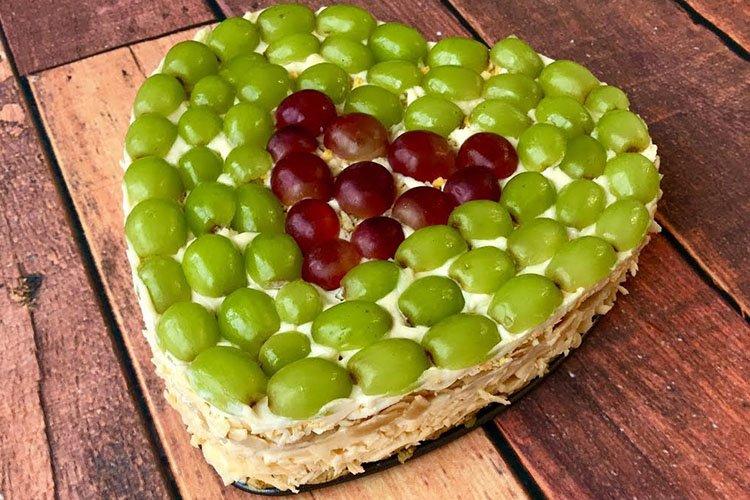 Салат с вареной колбасой и виноградом