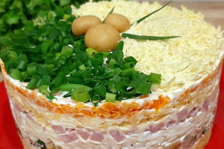 Салат с «Останкинской» колбасой и овощами
