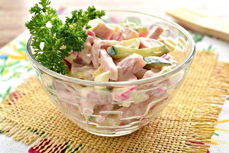 Немецкий салат с вареной колбасой