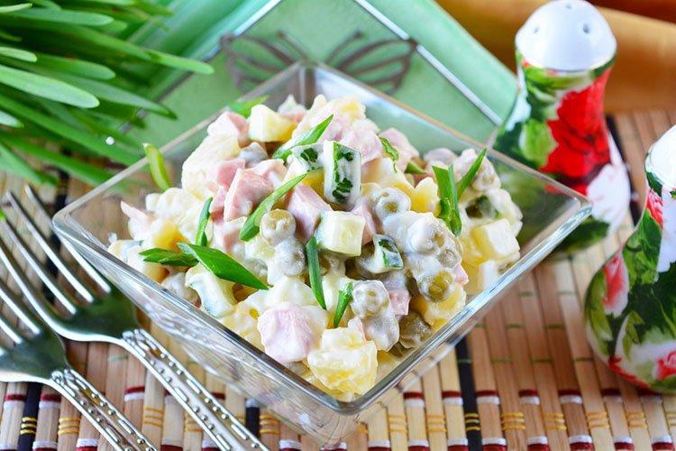 Картофельный салат с вареной колбасой и семенами льна