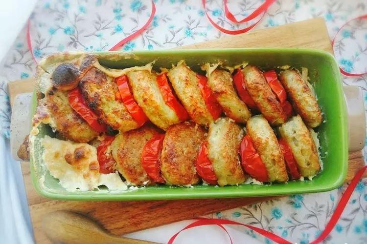 Котлеты из трески с грибами и помидорами